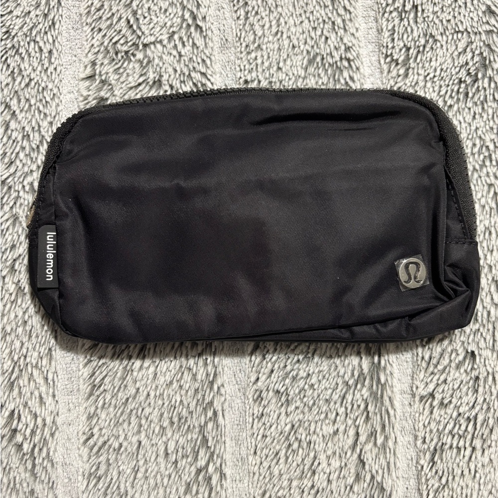 Lululemon Everywhere Belt Bag Black.